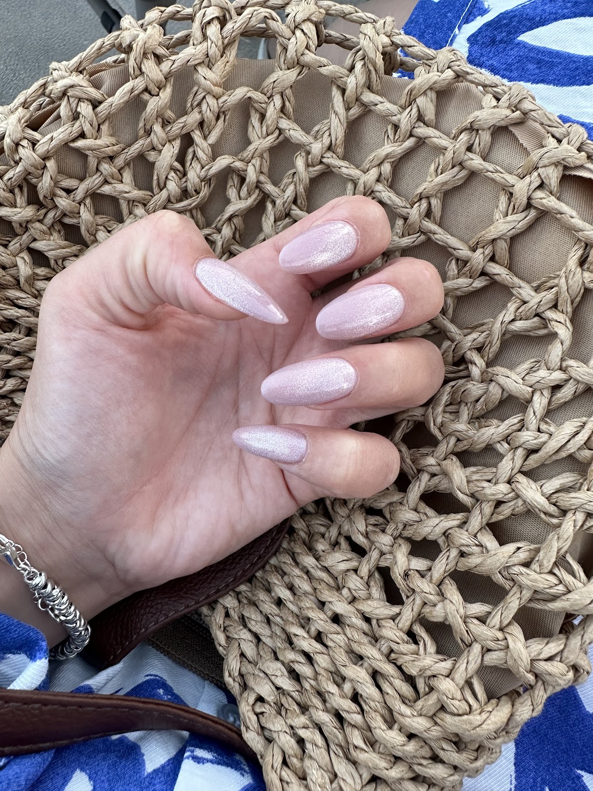 Elegante Nägel in Perlmutt