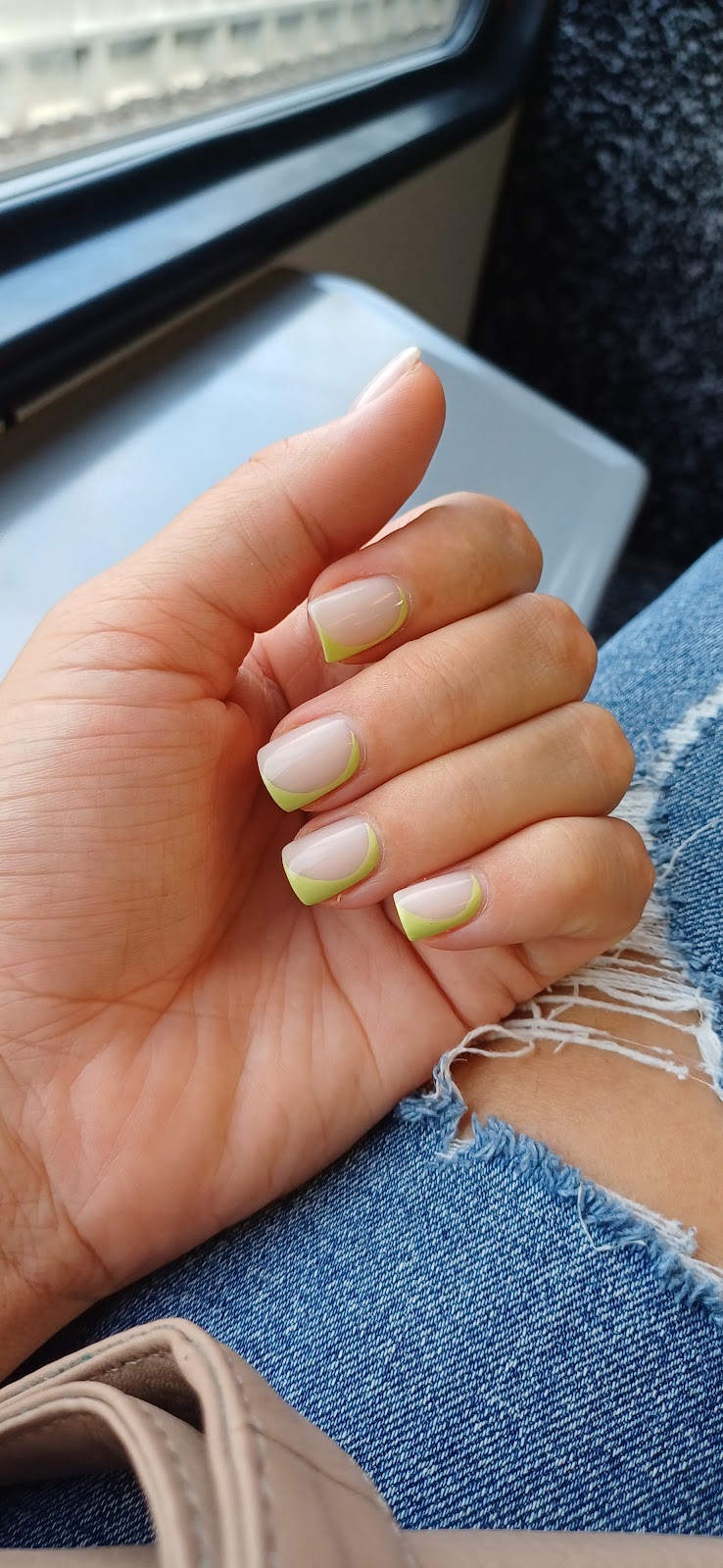 French Manicure mit Farbakzent